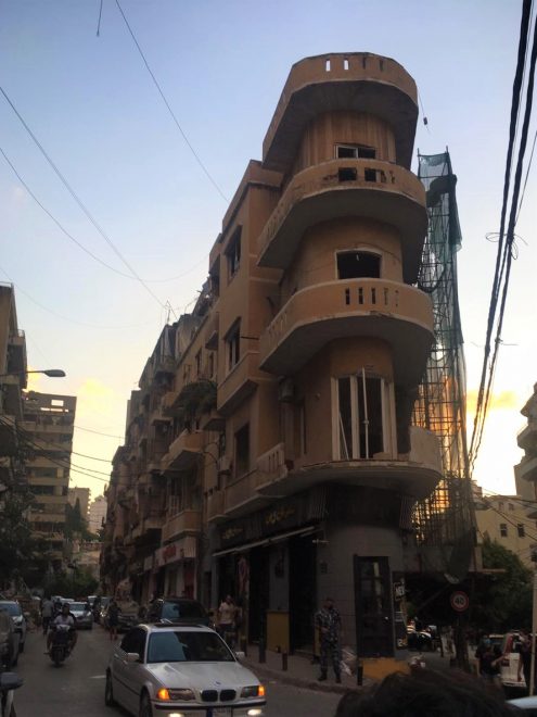 Räjähdyksessä vahingoittunut pikaruokaravintola Beirutissa