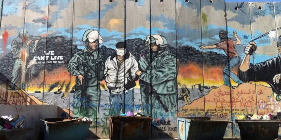 Kantaaottavaa katutaidetta muurissa Palestiinassa