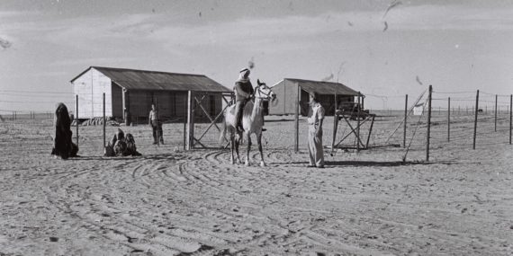 Beduiiniperhe Urimin kibbutsin porteilla Negevin autiomaassa 1946