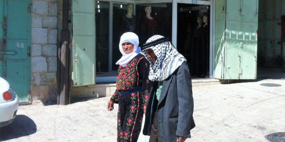 Palestiinalaispari kävelemässä kadulla