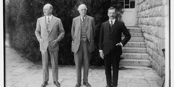 Mustavalkokuva, Balfour ja kaksi muuta miestä