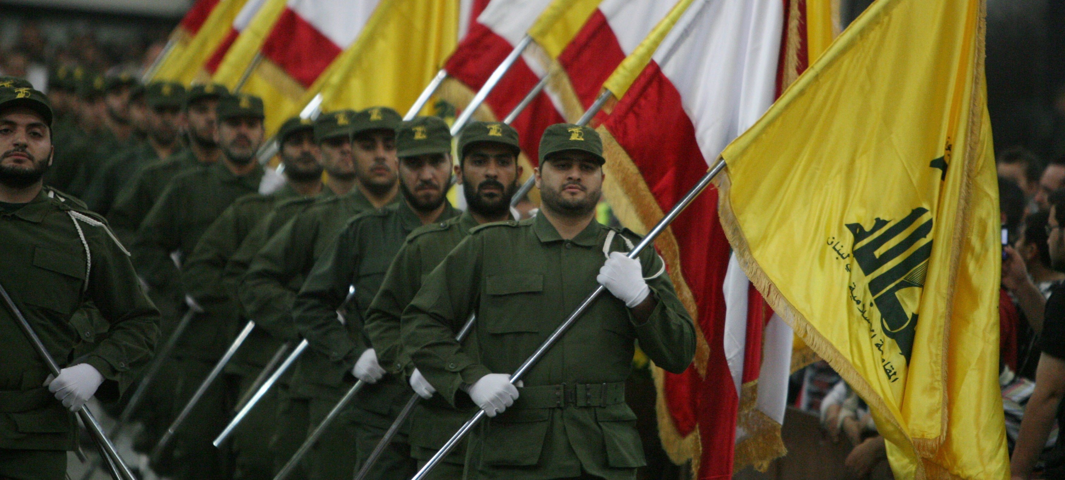 Hizbollah-sotilaita marssimassa lippujen kanssa