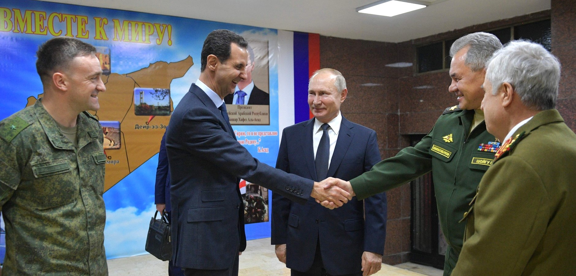 Assad ja venäläinen kenraali kättelevät.