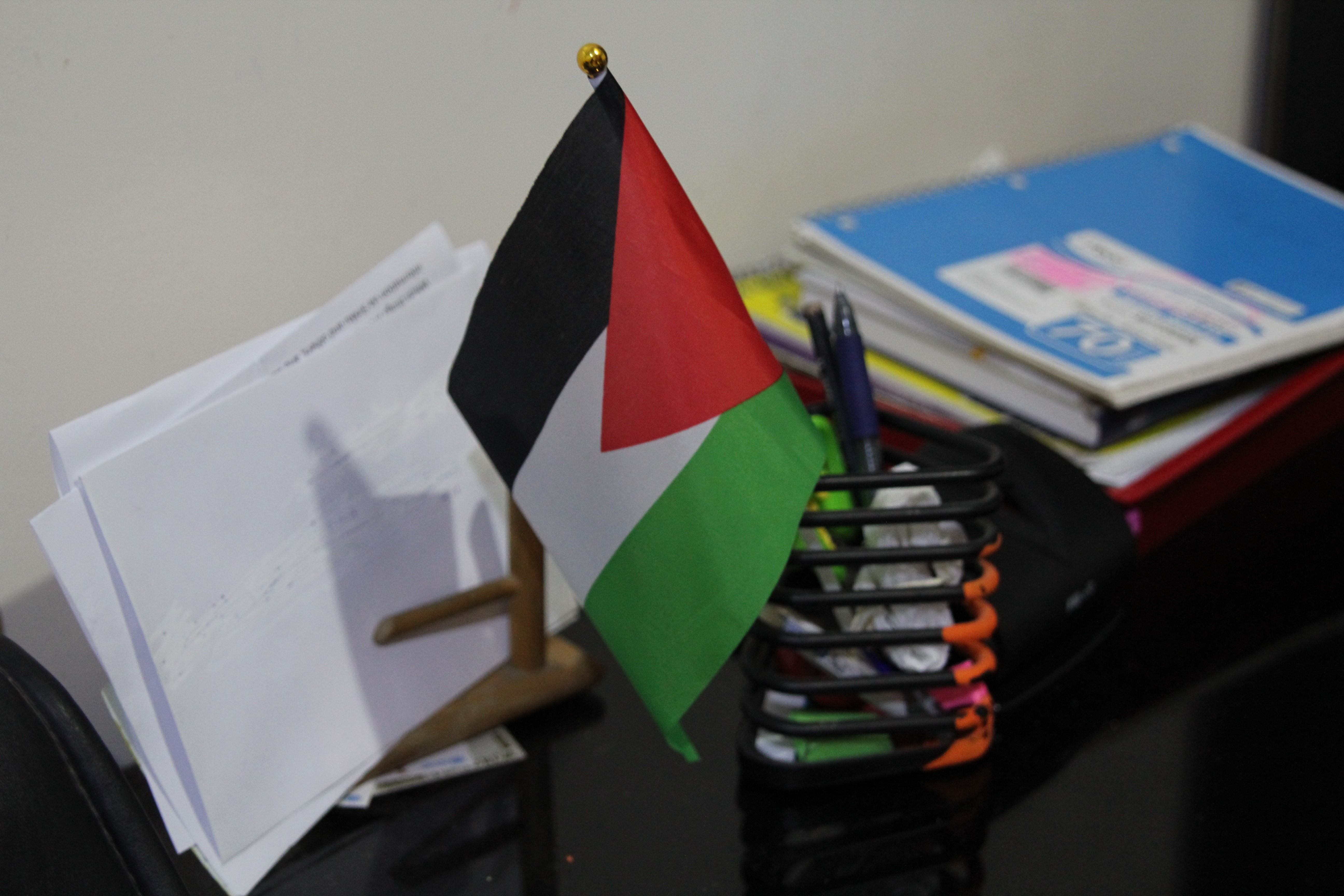 Palestiinan lippu pöydällä.