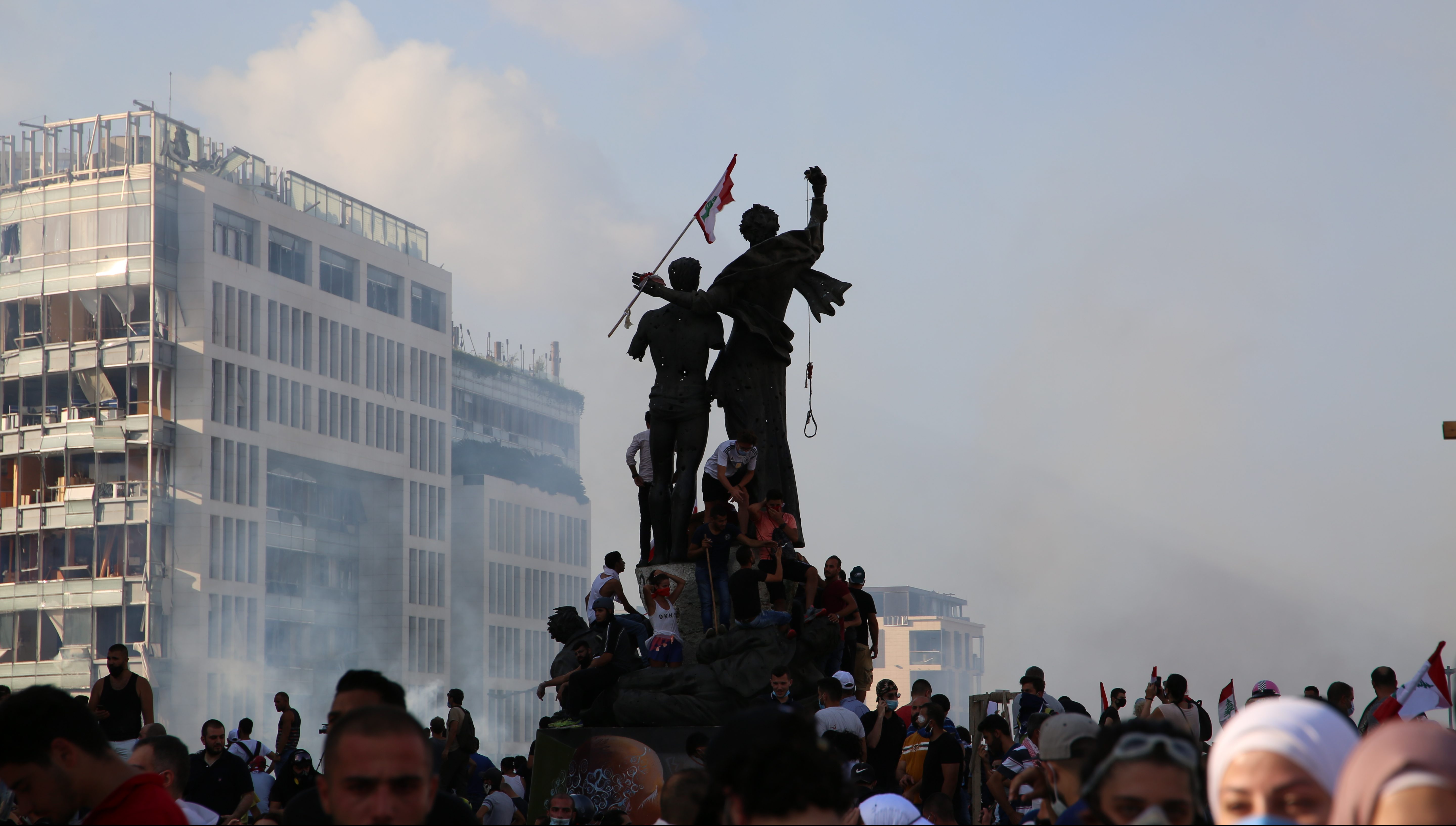 Mielenosoittajia ja monumentti Beirutin Marttyyrien aukiolla.