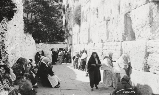 Juutalaisia rukoilee itkumuurin ja arabien kaupunginosan välisellä kujalla.