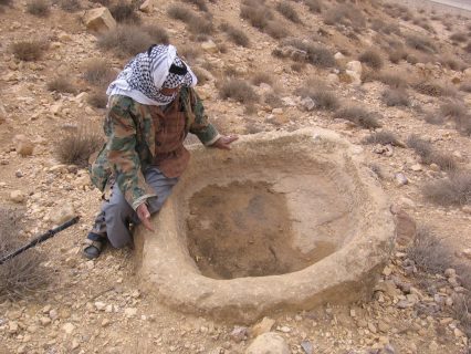 Muinaisjäännökset saavat uusia merkityksiä beduiinien suullisessa perinteessä. ”Ibn Awwadin tarjotin” Beidhassa Etelä-Jordaniassa. (Päivi Miettunen 2011)