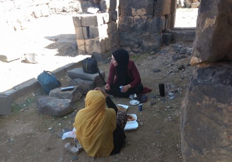 Jordanialaisperheen jäseniä piknikillä Umm al-Jimalin bysanttilaisen kirkon raunioiden varjossa. (Päivi Miettunen 2018).