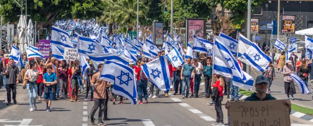 Katukuva, jossa mielenosoittajien täyttämä katu on lähes kokonaan osallistujien kantamien Israelin lippujen peittämä.