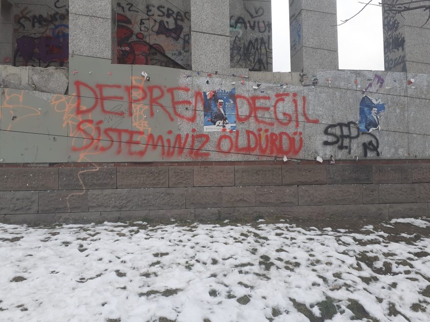 “Maanjäristys ei tappanut, järjestelmänne tappoi.” Seinäkirjoitus Kocatepen moskeijan läheisyydessä Ankarassa