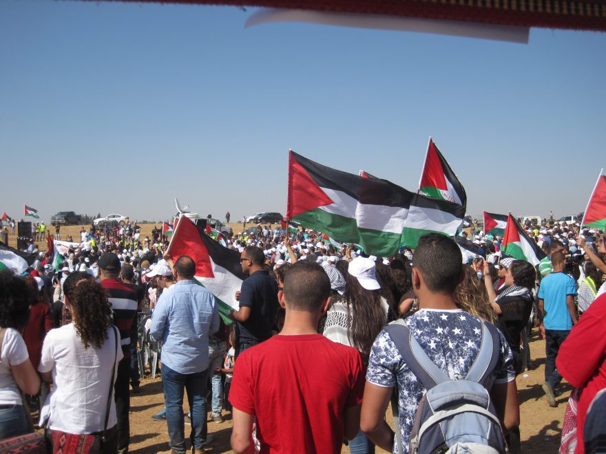 Väkijoukkoa osoittamassa tukeaan palestiinalaisille. 