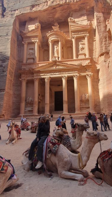 Kuvassa Petran kalliokaupungin "aarrekammioksi" kutsuttu sisäänkäynti, joka on kallioon kaiverrettuine pilareineen ja koristeluineen taideteos itsessään.