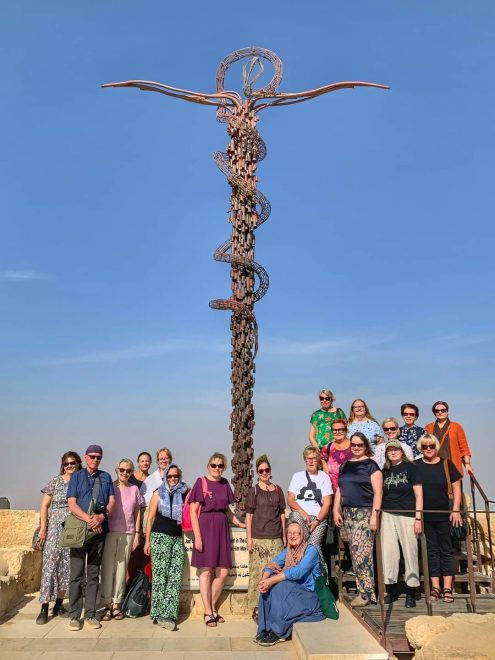 Kuvassa kokoon matkaan osallistunut seurue, eli 18 matkalle osallistunutta uskonnonopettajaa sekä oppaana toiminut Jordanian tutkija Päivi Miettunen suuren ristimonumentin ympärille kokoontuneena.