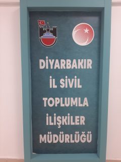 Kuvassa kyltti, jossa lukee "Diyarbakır İl Sivil Toplumla İlişkiler Müdürlüğü