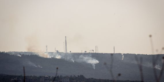 Israelilaisten pommien aiheuttamia metsäpaloja Labbounehissa. Alma al-Shaab, Etelä-Libanon. Kuva: Philippe Pernot (28.10.2023).