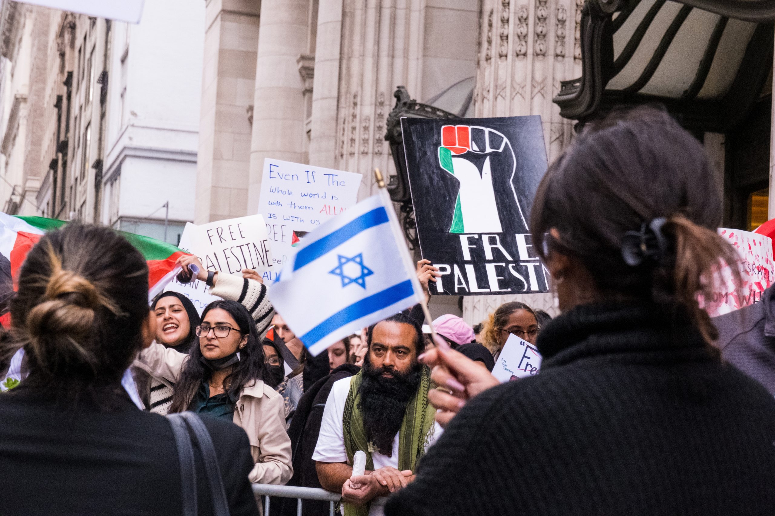 Mielenosoittajia New Yorkissa. Kuvassa keskellä näkyy Israelin lippu ja Free Palestine -kylttejä.