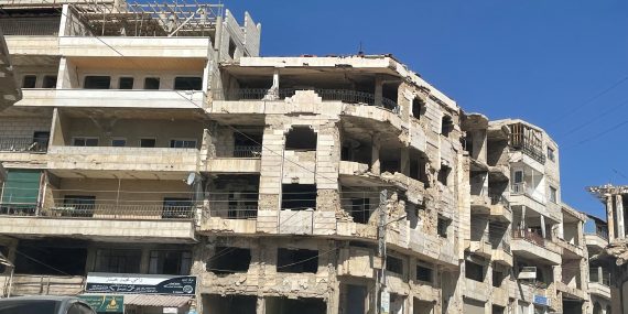 Pahasti vaurioituneita kerrostaloja, joista puuttuu suurin osa ikkunoista ja ovista