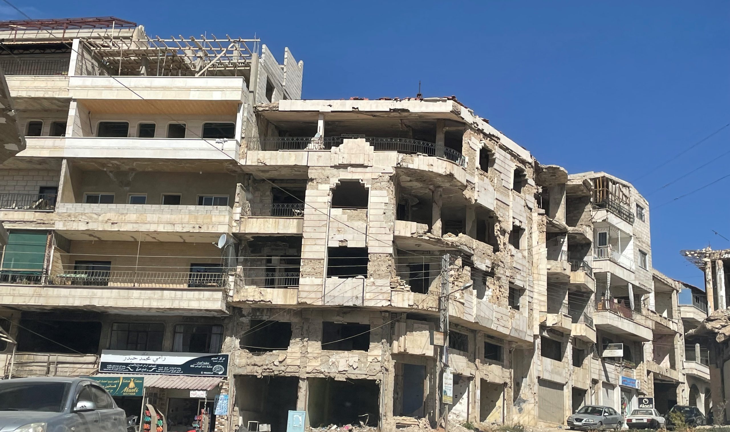 Pahasti vaurioituneita kerrostaloja, joista puuttuu suurin osa ikkunoista ja ovista