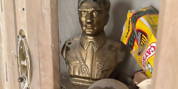 Pölyinen Atatürkin rintakuva kaapissa kaikenlaisen roinan keskellä