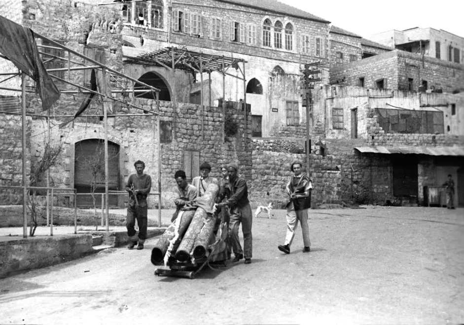 Arabiasukkaat lähtevät Haifasta Haganan miesten seuratessa huhtikuussa 1948. Kuva: Fred Chesnik / IDF and Defense Establishment Archive