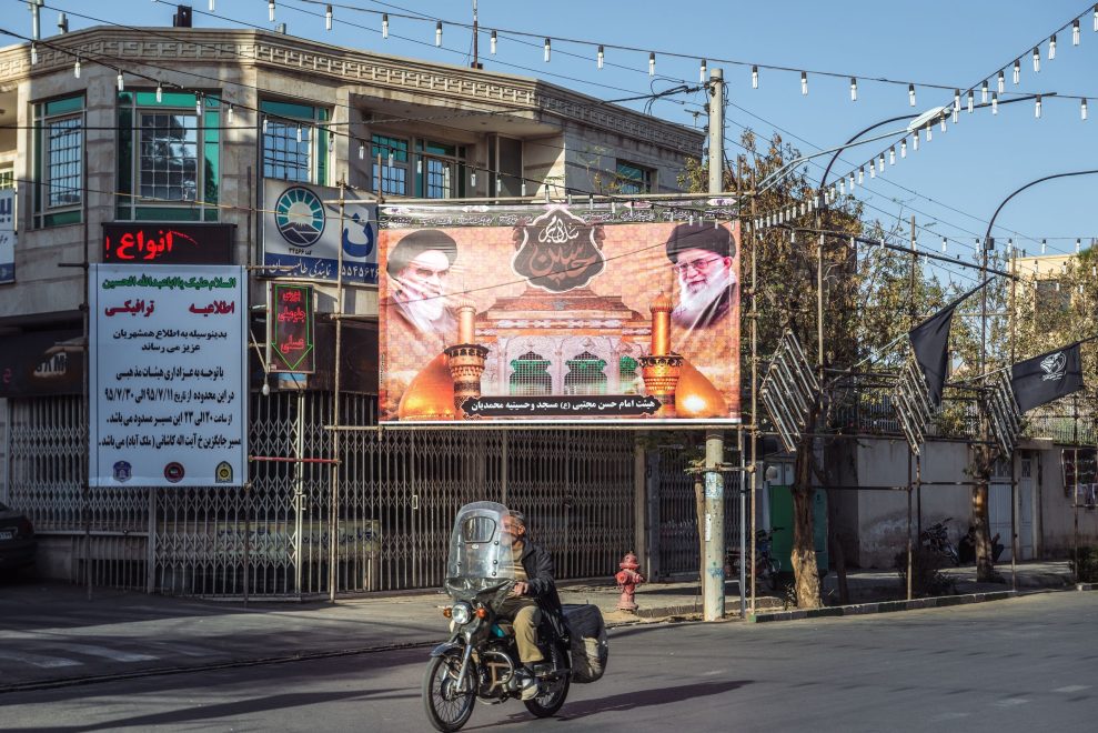 Ajatollah Khomeinin ja ajatollah Khamenein kuvat Kashanissa, Iranissa 2016. Kuva: Fotokon. 