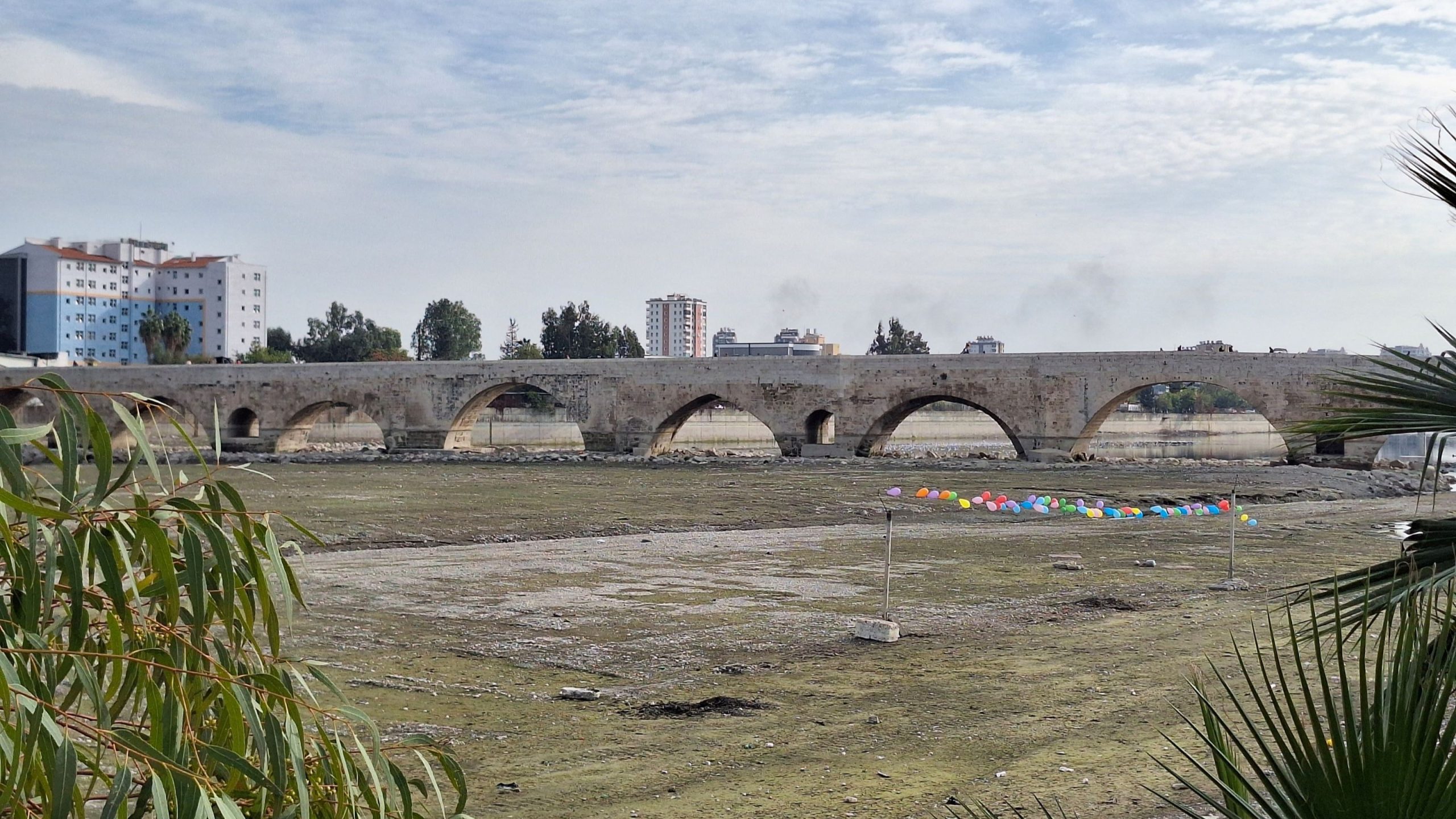 Roomalainen tynnyriholvisilta Sayhan joen yli. Joen uoma on kuiva ja sillan allan on kivikkoa ja nurmikkoa.